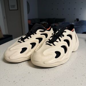 AdiFOM Q  |  Wonder White Black  |  Size 10.5